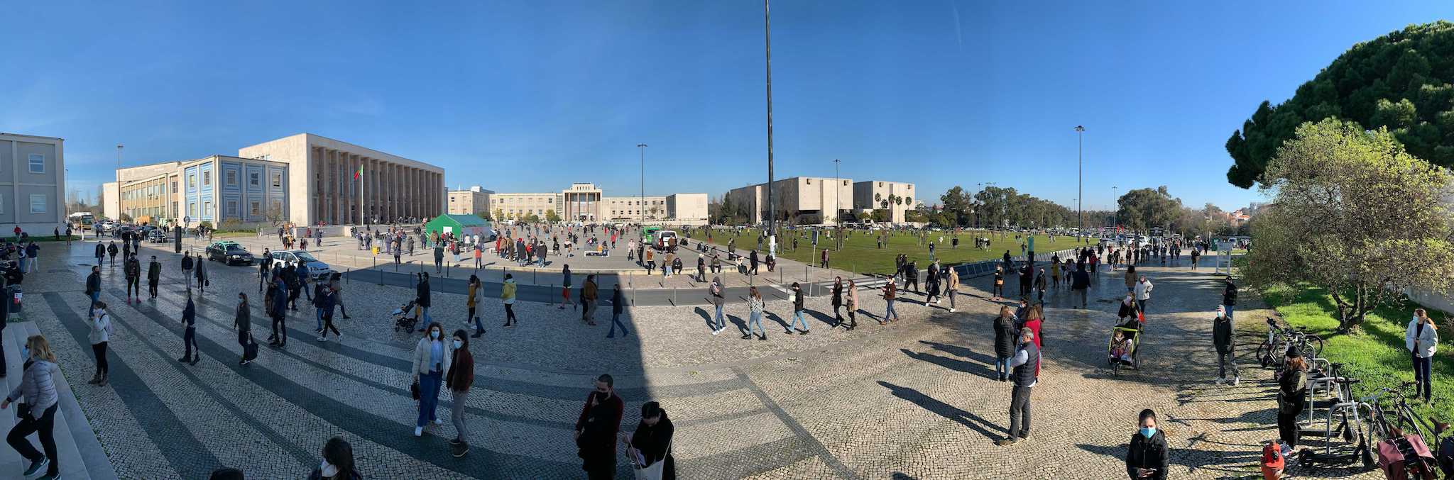 Voting queues at Cidade Universitária